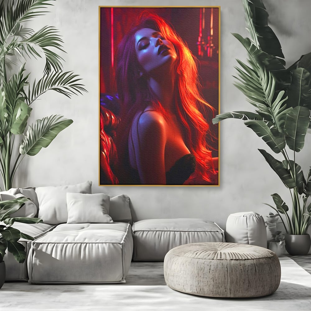 Tablou canvas cu tablou canvas cu femeie si lumina rosie, in rama de aluminiu auriu, pe perete intr-un living